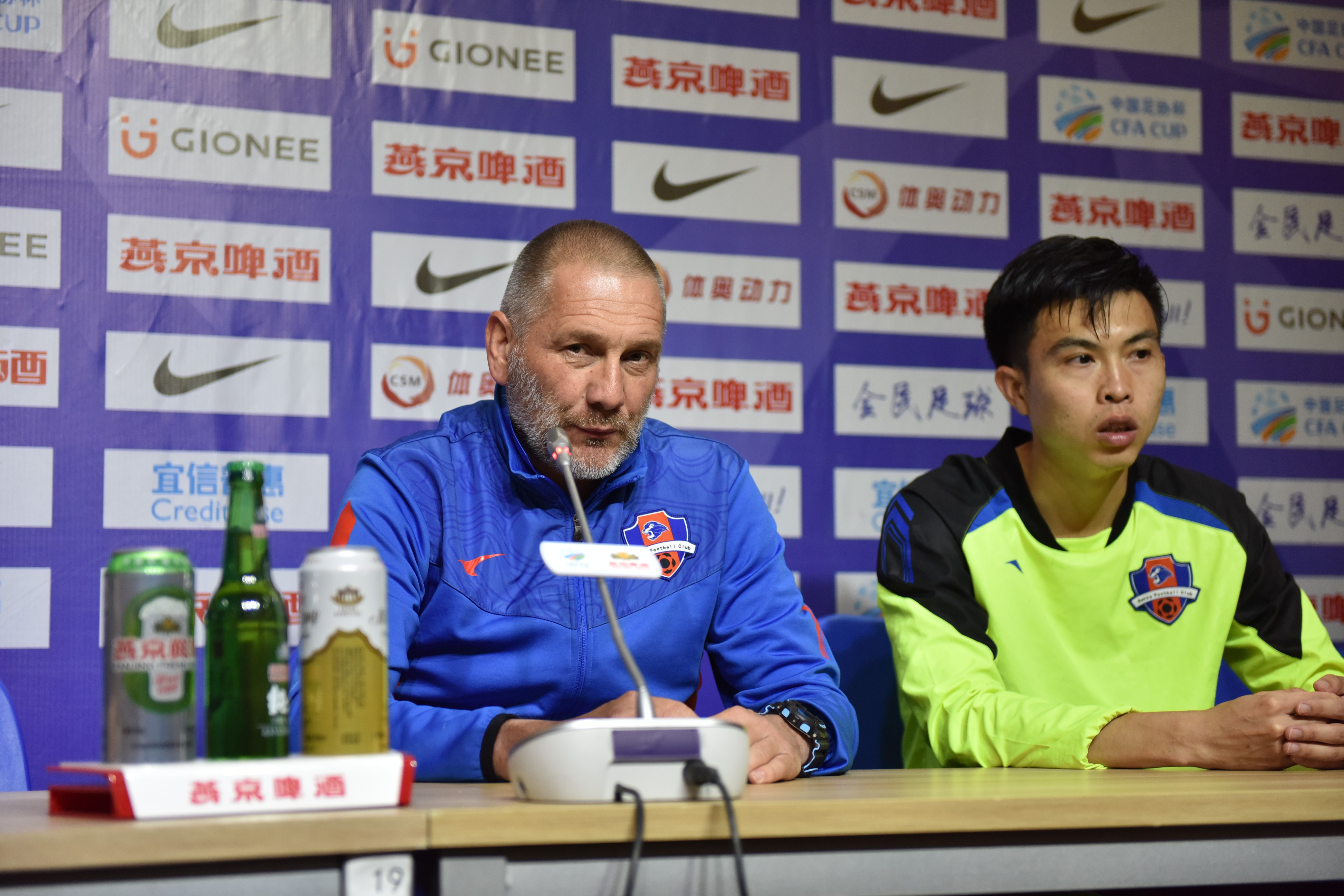 Richard Ramsay（基努·李维斯）作为17岁的犯法嫌疑人Mike Lassiter（Basso）的辩解律师，要为被控谋杀父亲的Mike进行无罪辩解，但眼下的证据都晦气于Mike：一把有他指纹的刀和当事人近乎认罪的行动。更主要是，Mike自案子产生今后没有启齿说过任何一句话。Ramsay没法从当事人获得任何信息。因而他找到年青律师Janelle（Mabatha-Raw）协助他，决心要找出当天工作简直切颠末。
